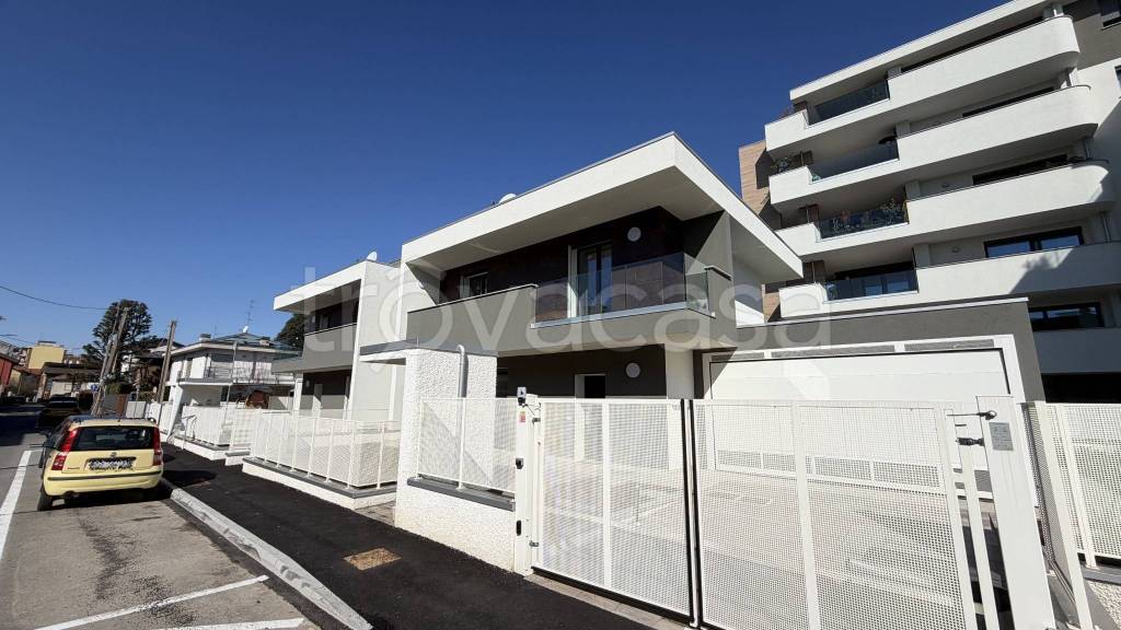 casa indipendente in vendita a Saronno