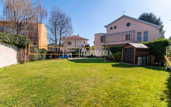 casa indipendente in vendita a Saronno