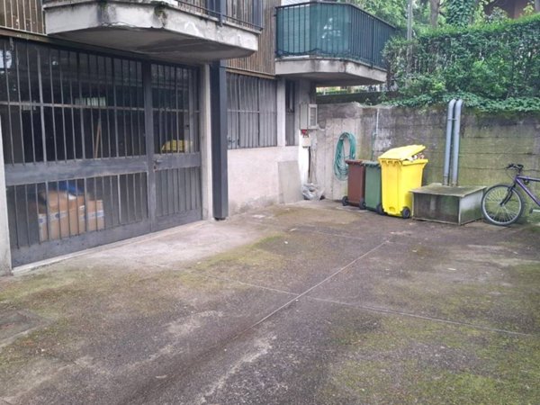 locale commerciale in vendita a Saronno