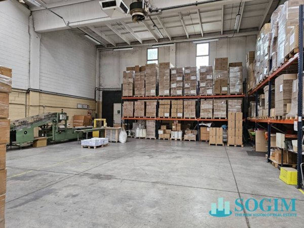 locale commerciale in vendita a Saronno