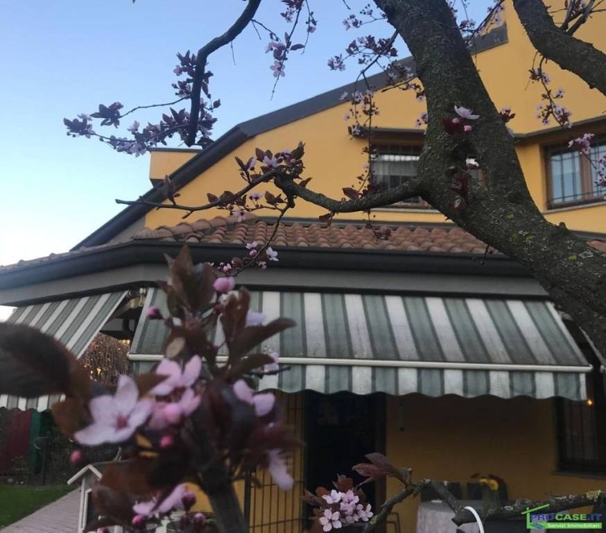 casa indipendente in vendita a Saronno in zona Cascina Colombara