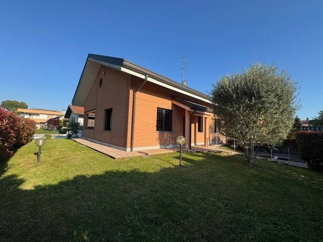 casa indipendente in vendita a Saronno