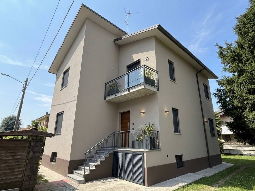 casa indipendente in vendita a Saronno