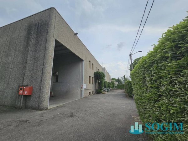 locale commerciale in vendita a Saronno
