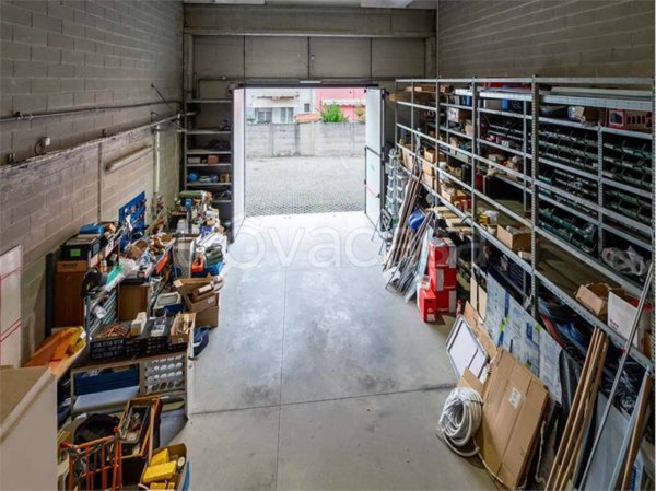locale commerciale in vendita a Saronno