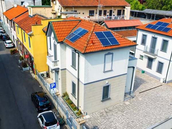 casa indipendente in vendita a Saronno