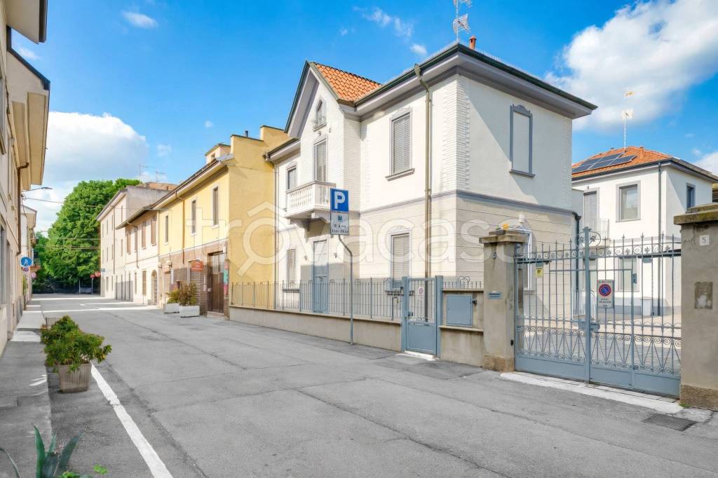 casa indipendente in vendita a Saronno