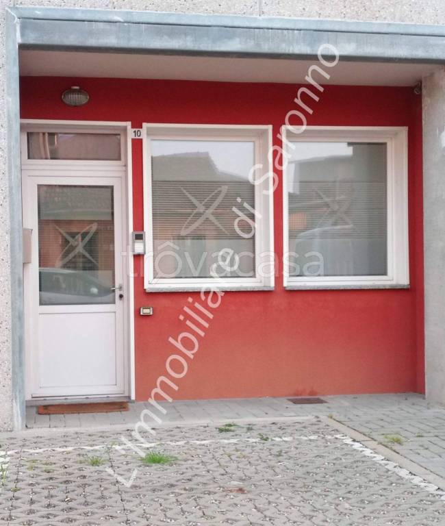 locale commerciale in vendita a Saronno