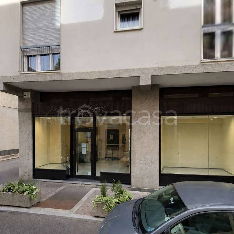 negozio in vendita a Saronno