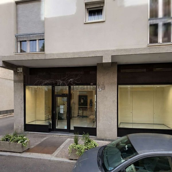 locale commerciale in vendita a Saronno