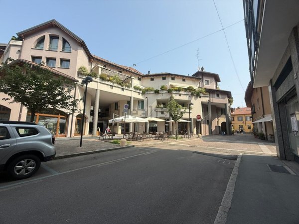 locale commerciale in vendita a Saronno