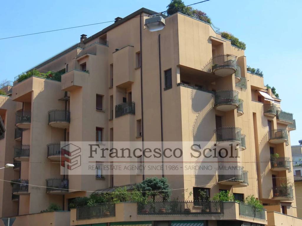 appartamento in vendita a Saronno in zona Campo dei Fiori