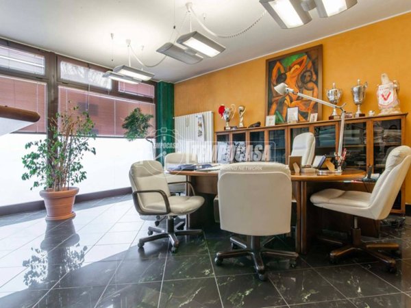 negozio in vendita a Saronno in zona Dal Pozzo