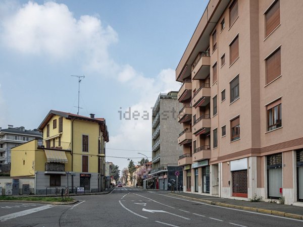 appartamento in vendita a Saronno in zona Campo dei Fiori