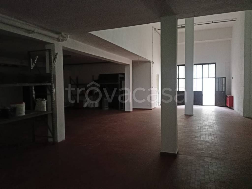 locale commerciale in vendita a Saronno