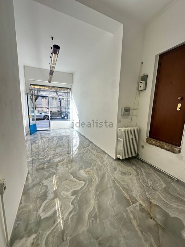 negozio in vendita a Saronno in zona Campo dei Fiori