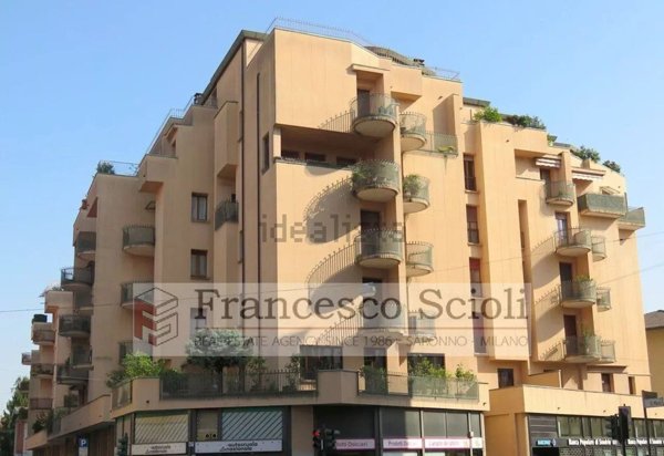 appartamento in vendita a Saronno in zona Campo dei Fiori