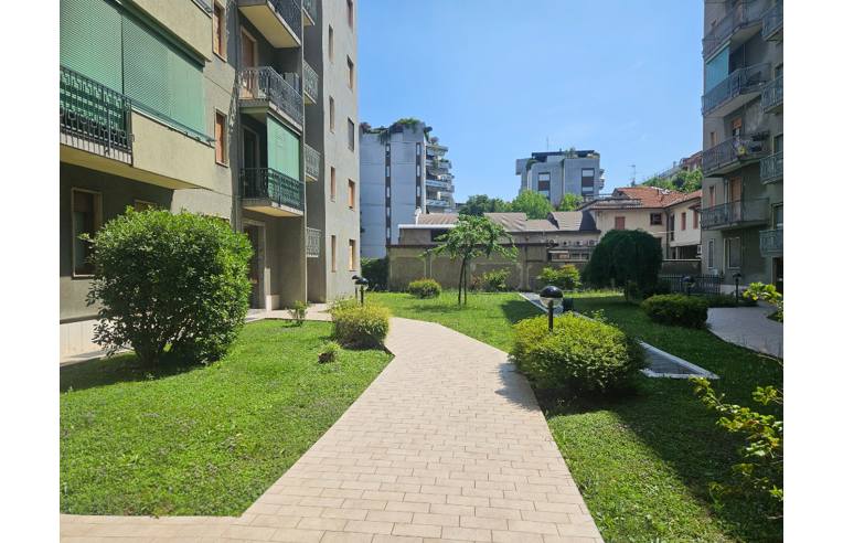 appartamento in vendita a Saronno in zona Campo dei Fiori