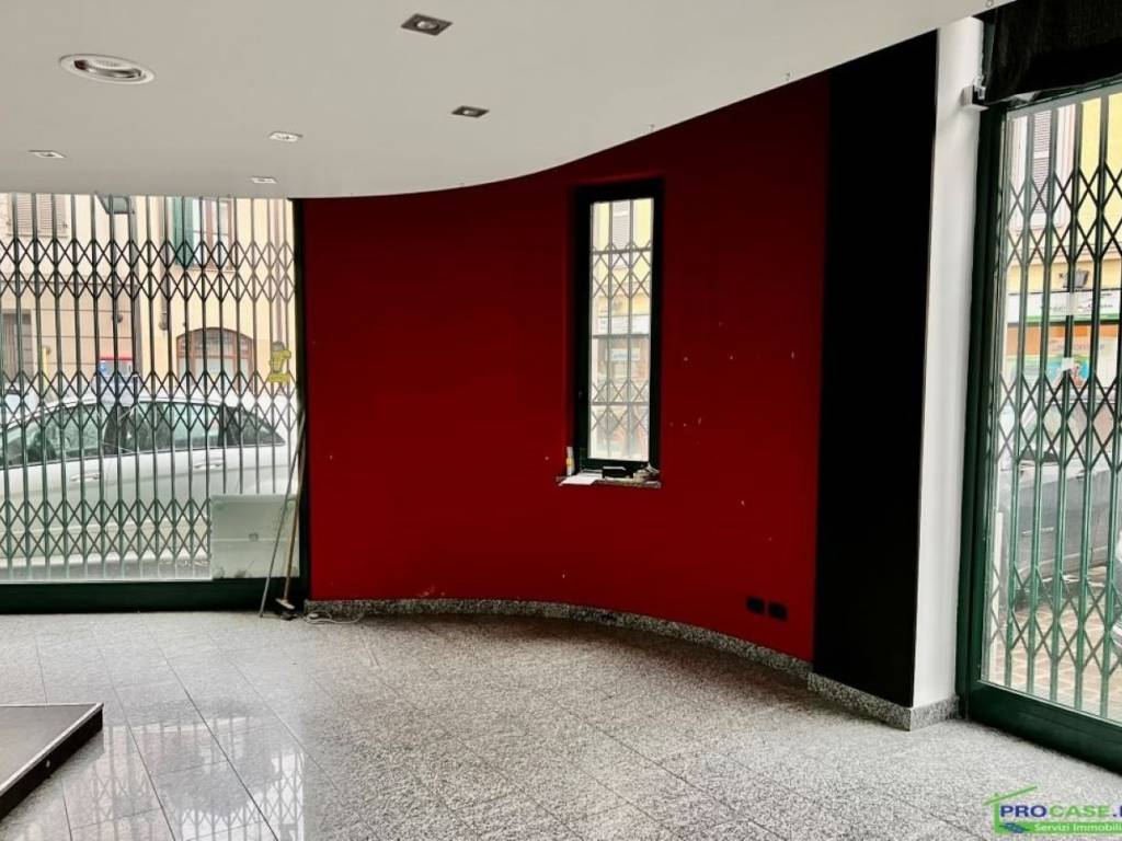 negozio in vendita a Saronno