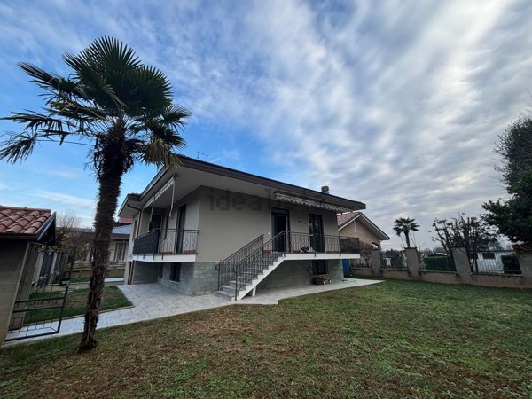casa semindipendente in vendita a Saronno