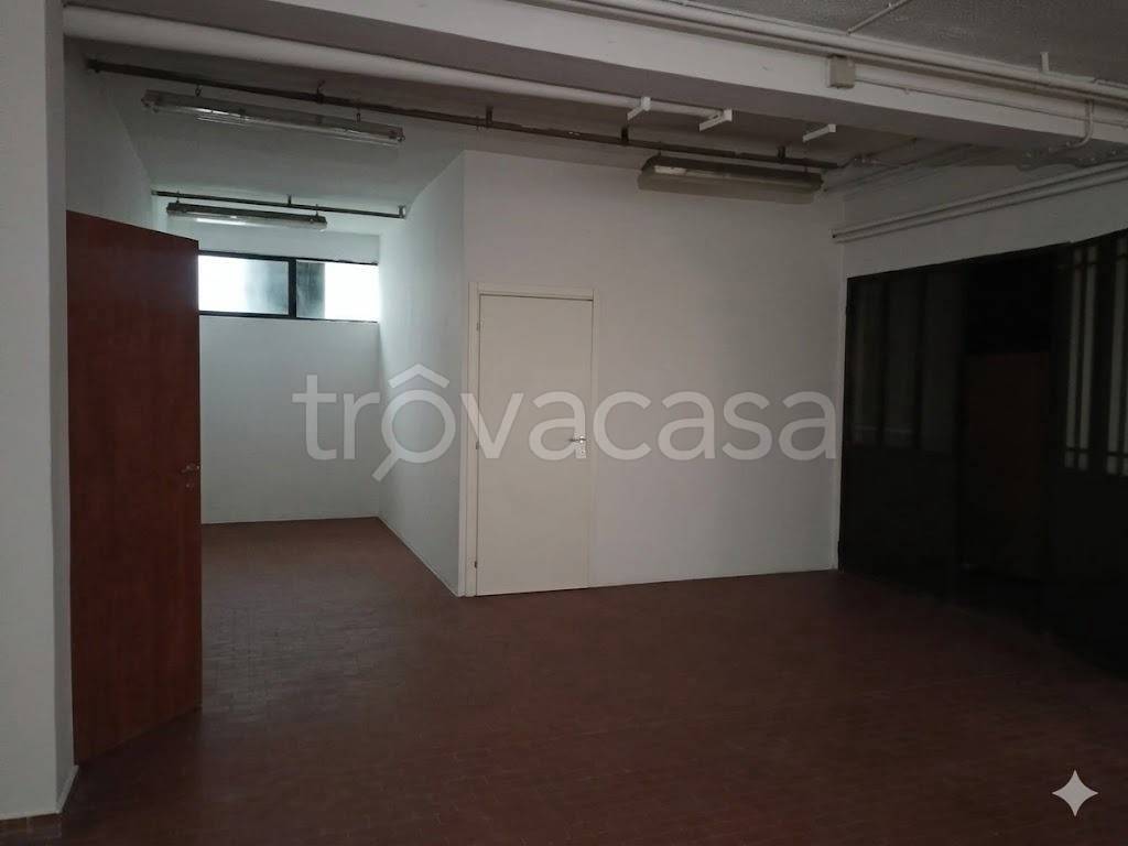 locale commerciale in vendita a Saronno