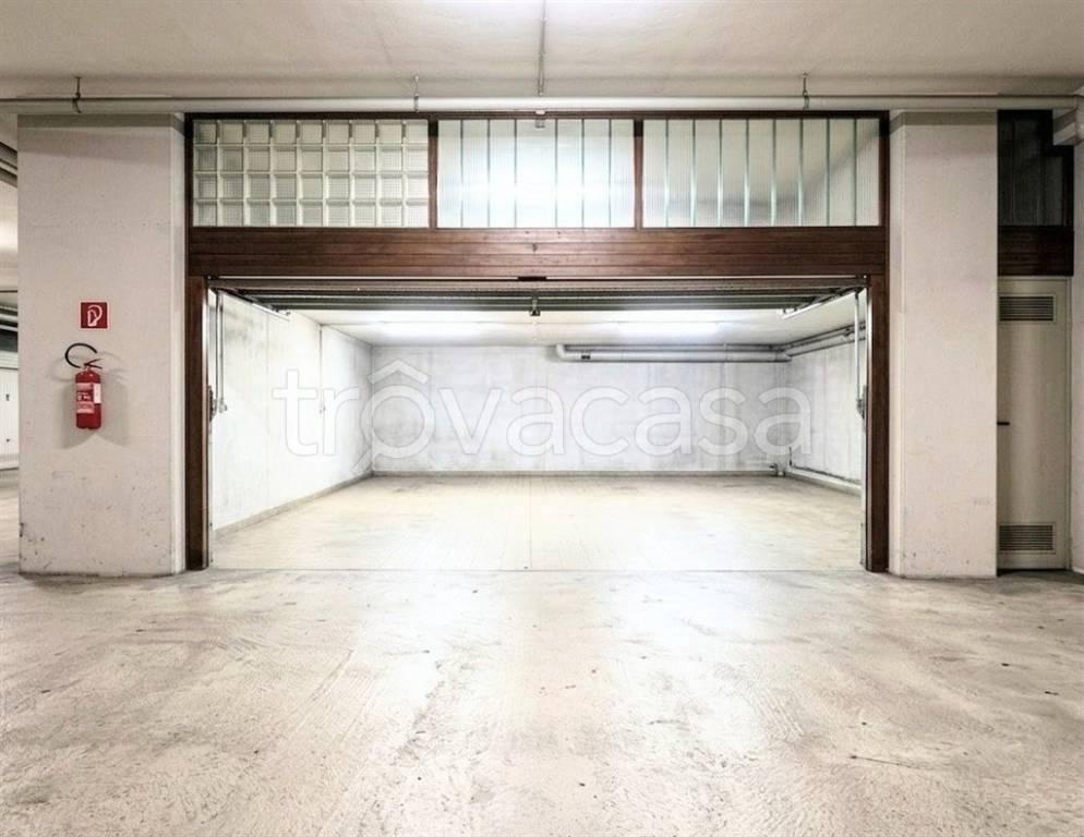 locale commerciale in vendita a Saronno