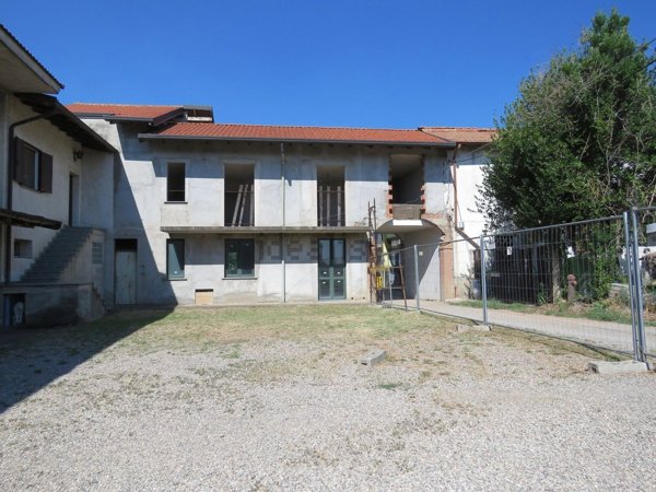 appartamento in vendita a Saronno in zona Campo dei Fiori