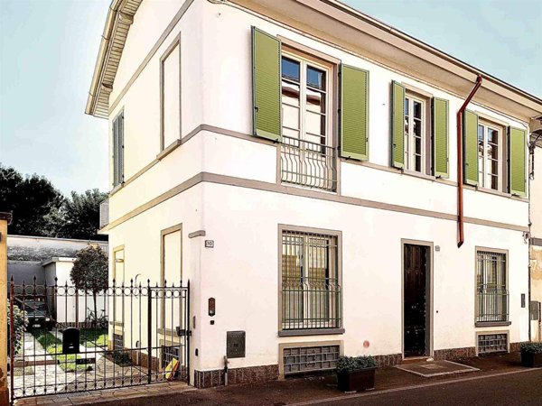 casa indipendente in vendita a Saronno in zona Campo dei Fiori
