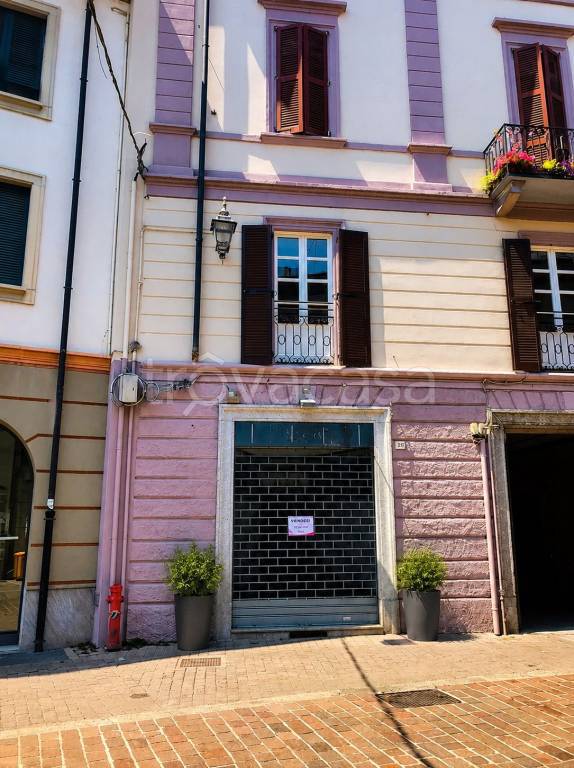 negozio in vendita a Saronno