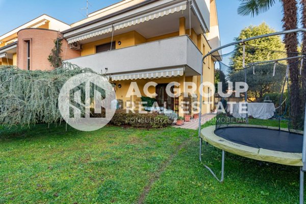 casa indipendente in vendita a Saronno in zona Dal Pozzo
