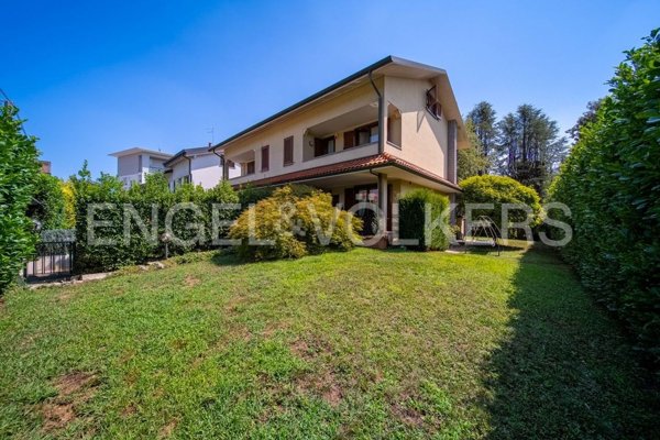 casa indipendente in vendita a Saronno