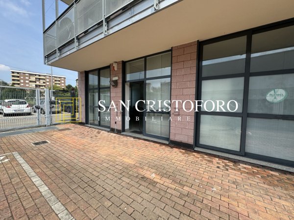 locale commerciale in vendita a Saronno