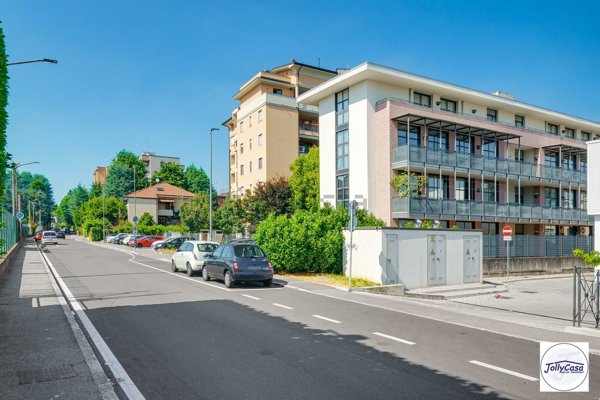 locale commerciale in vendita a Saronno