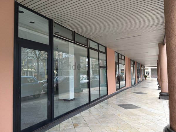 locale commerciale in vendita a Saronno