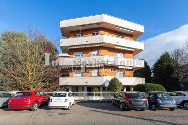 appartamento in vendita a Saronno in zona Campo dei Fiori