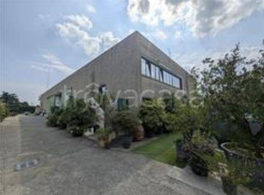 locale commerciale in vendita a Saronno