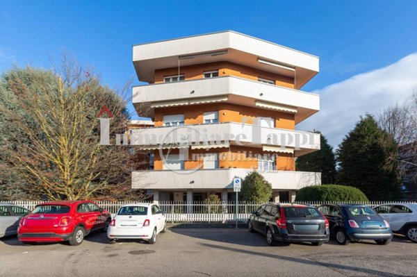 appartamento in vendita a Saronno in zona Campo dei Fiori