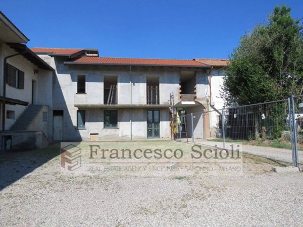 appartamento in vendita a Saronno in zona Campo dei Fiori