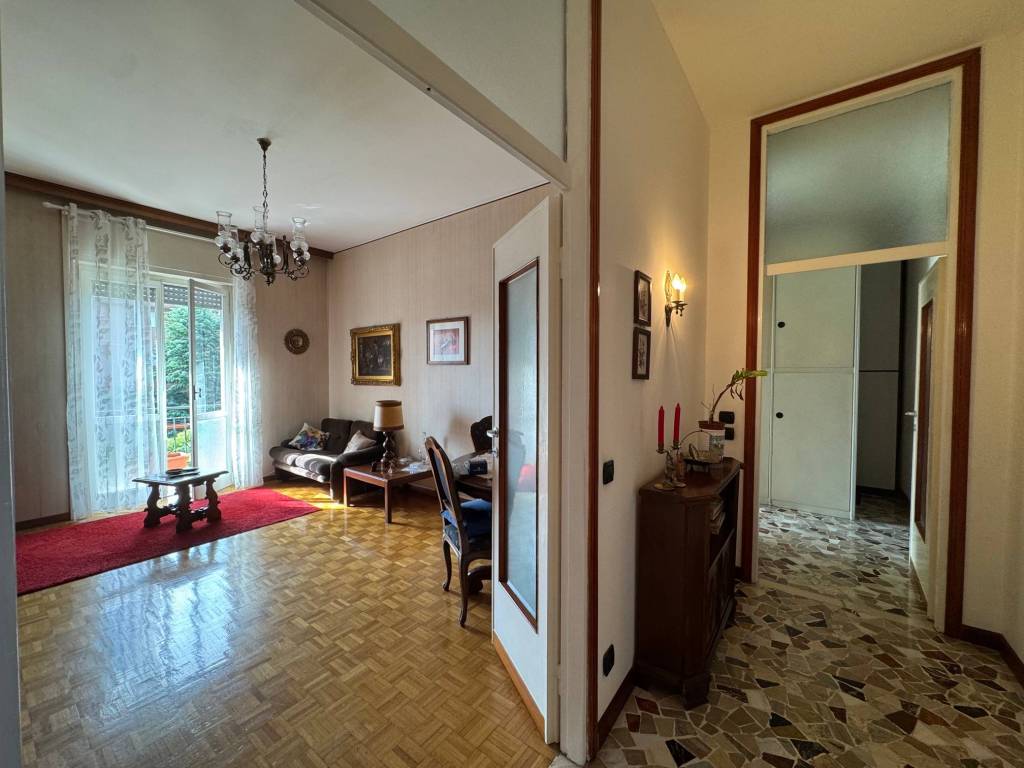 appartamento in vendita a Saronno in zona Campo dei Fiori