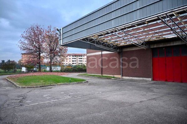 locale commerciale in vendita a Saronno