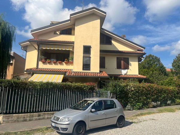 appartamento in vendita a Saronno in zona Campo dei Fiori