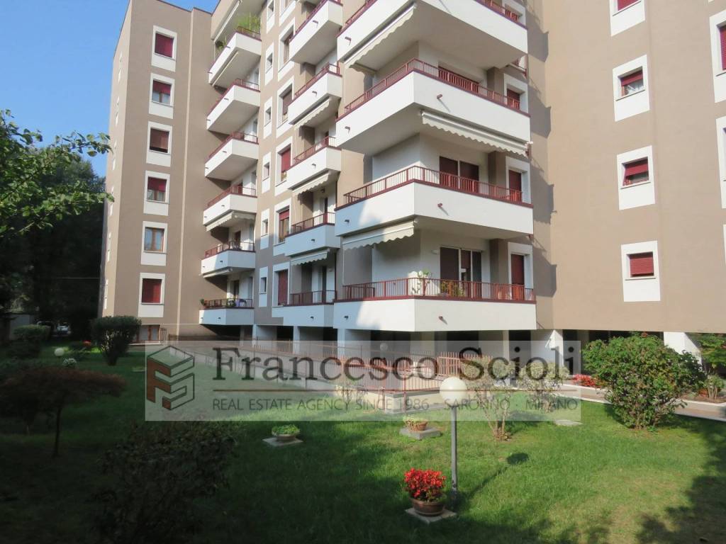 appartamento in vendita a Saronno in zona Campo dei Fiori