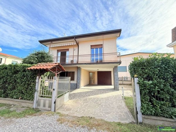 casa indipendente in vendita a Saronno