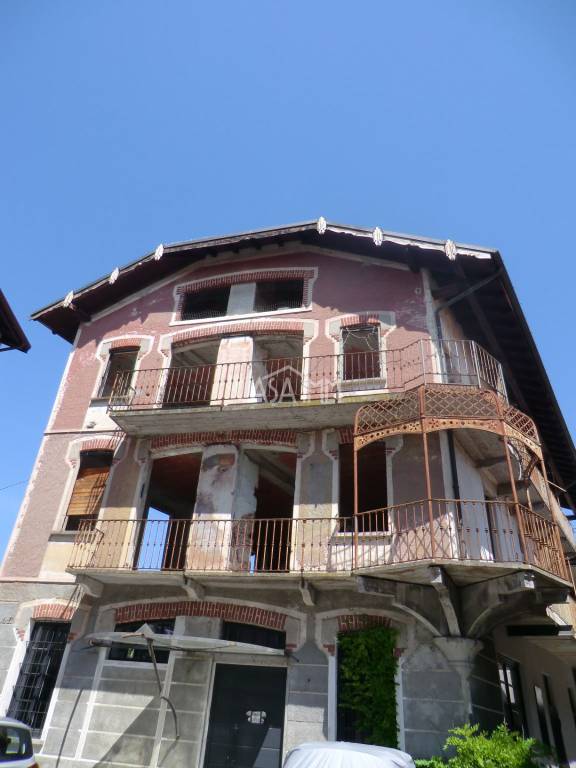 casa indipendente in vendita a Sesto Calende