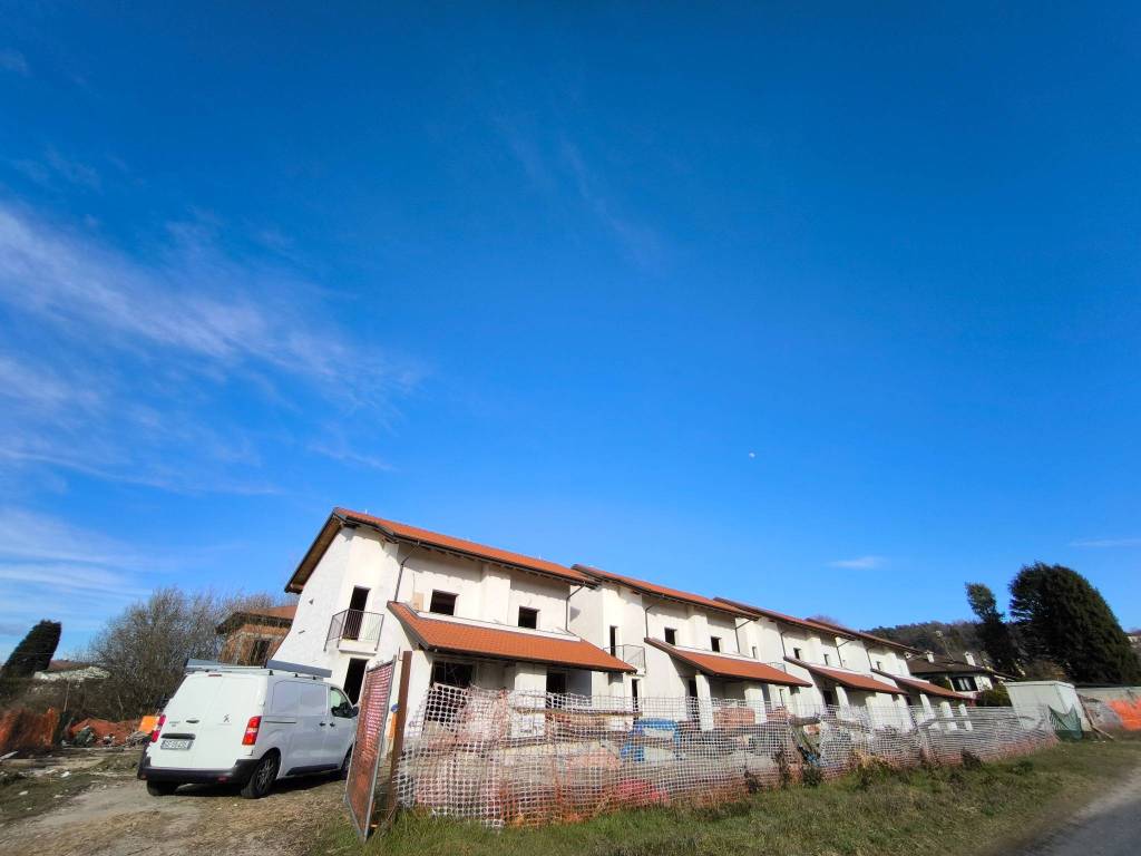 casa indipendente in vendita a Sesto Calende