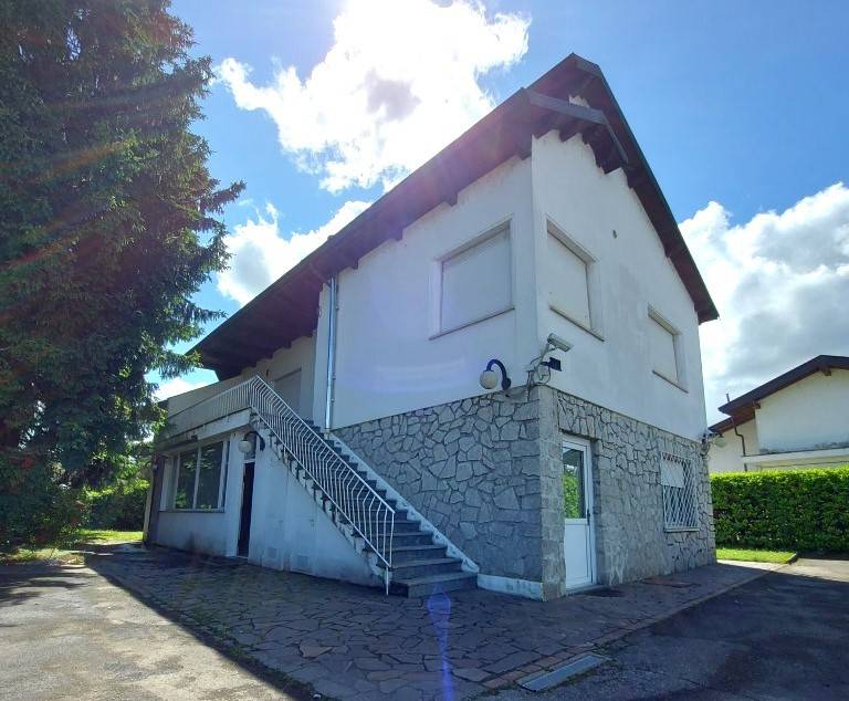 casa indipendente in vendita a Sesto Calende