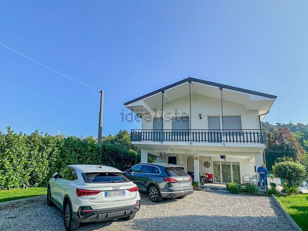 casa indipendente in vendita a Sesto Calende in zona Lisanza