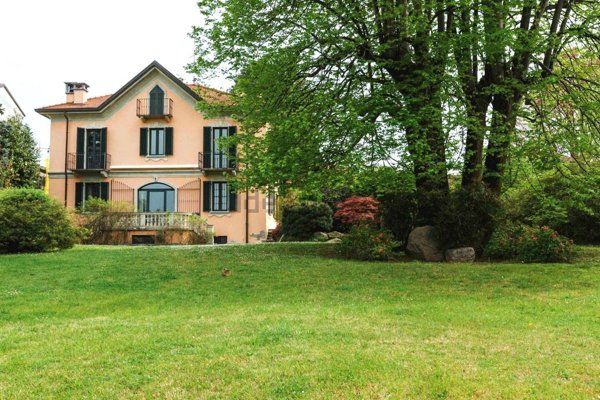 casa indipendente in vendita a Sesto Calende in zona Lisanza