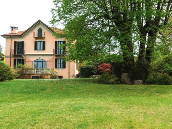 casa indipendente in vendita a Sesto Calende in zona Lisanza
