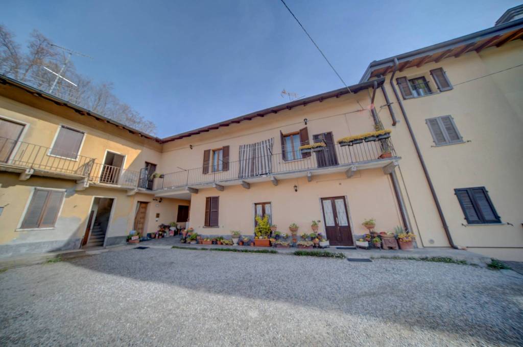 casa indipendente in vendita a Sesto Calende in zona Oneda
